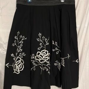 Eshakti Black with White Flowers Embroidery Size 1X  18W